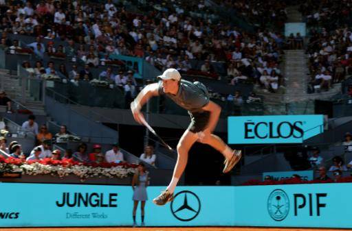 No puedo compararme con Nadal o Federer, afirma Sinner