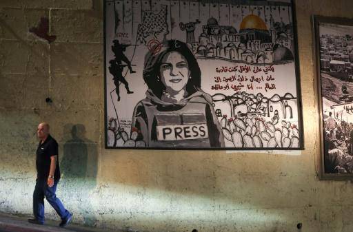 Un mural con un retrato de la fallecida periodista de la cadena de televisión catarí Al Jazeera Shireen Abu Akleh, fotografiada en Umm al Fahm, en el norte de Israel, el 5 de septiembre de 2022