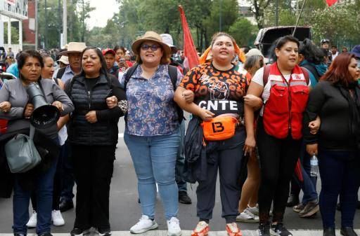 Miles de manifestantes bloquean acceso al mundialista estadio Azteca de México