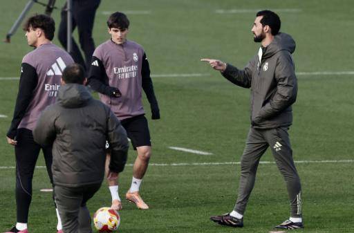 Si quisiera ser 'Mou' fracasaría, dice Arbeloa al presentarse con el Real Madrid