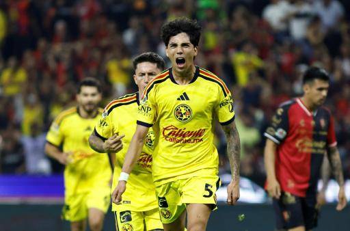 El defensa del América, Kevin Álvarez, celebra tras anotar el quinto gol de su equipo durante el partido de fútbol del torneo Apertura de la Liga MX entre el Atlas y el América, disputado en el estadio Jalisco, en Guadalajara (estado de Jalisco, México), el 21 de octubre de 2026