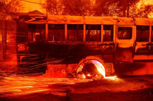 Dos muertos y varios heridos por voraces incendios forestales alrededor de Los Ángeles