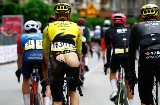 El ciclista neerlandés del equipo Visma Lease a Bike Wilco Kelderman tras una caída en la segunda etapa del Giro de Italia, entre Burgas y Veliko Tarnovo, en Bulgaria, el 9 de mayo de 2026.