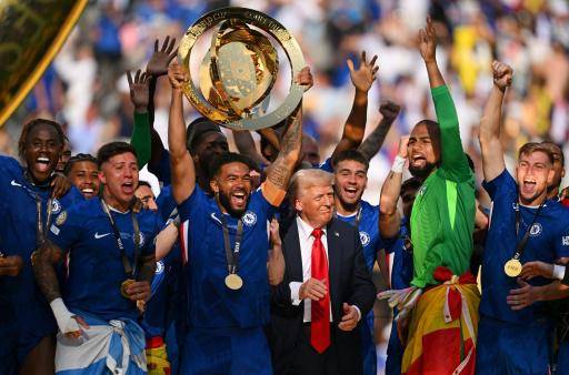 El capitán del Chelsea, Reece James, levanta el trofeo del Mundial de Clubes, con el presidente estadounidense Donald Trump en el fondo, el 13 de julio de 2025 en el estadio MetLife en East Rutherford, Nueva Jersey
