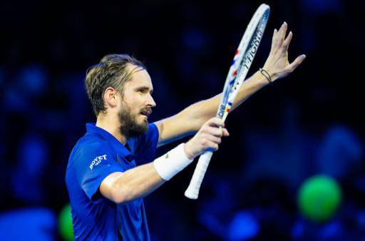 El tenista ruso Daniil Medvedev levanta los brazos tras vencer al francés Adrian Mannarino en cuartos de final del torneo de Viena el 30 de octubre de 2026
