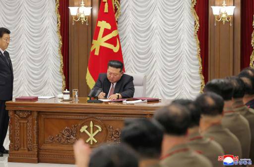 El líder norcoreano, Kim Jong Un, preside la reunión de la comisión militar central del partido gobernante, una fotografía tomada el 9 de julio de 2026 en Pyongyang y difundida el día 10 por la agencia oficial KCNA