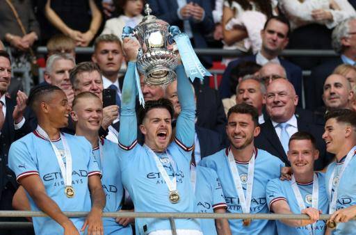 Jack Grealish (centro), jugador del Manchester City, levanta la Copa de Inglaterra tras la victoria de la edición 2023, el 3 de junio de 2023 en Wembley, Londres