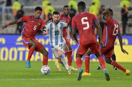 El astro de Argentina, Lionel Messi, controla la pelota ante varios jugadores de Panamá durante el partido amistoso entre ambas selecciones en Buenos Aires el 23 de marzo de 2023