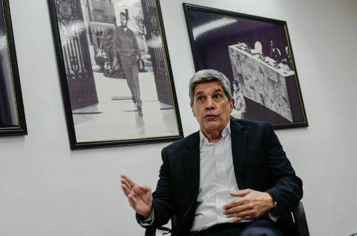 El viceministro Carlos Fernández de Cossío habla durante la entrevista con la AFP en la sede del Ministerio de Exteriores cubano, el 2 de febrero de 2026 en La Habana