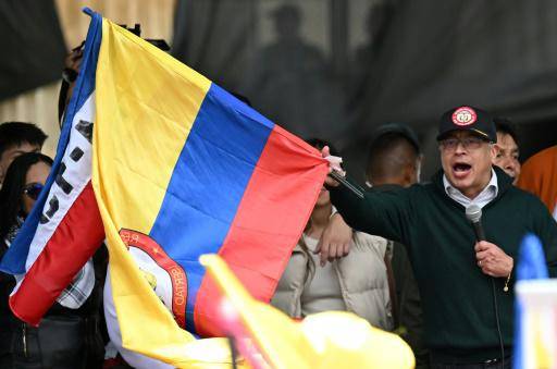 El presidente colombiano Gustavo Petro con una bandera de su país en la movilización que convocó en el centro de Bogotá en ocasión del Dia de los Trabajadores, el 1 de mayo de 2024