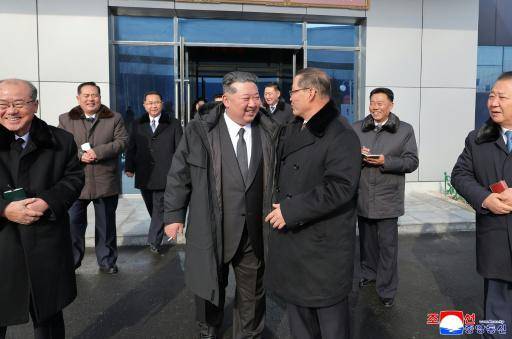 El líder de Corea del Norte, Kim Jong Un (c), inspecciona en Complejo de Maquinaria de Ryongsong, en la provincia de Hamgyong del Sur, el 19 de enero de 2026