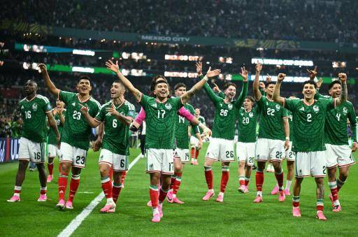 Los jugadores de México celebran la victoria por 2-0 contra Ecuador y la clasificación a octavos de final del Mundial, en el Estadio Azteca de Ciudad de México el 30 de junio de 2026