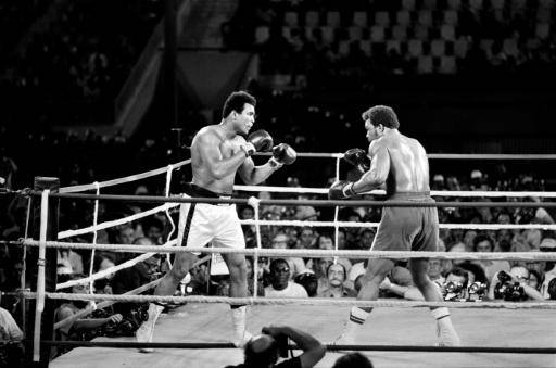 Muhammad Ali (izquierda) gana el título mundial de pesos pesados ante George Foreman. En Kinshasha (Zaire, actual República Democrática del Congo), el 30 de octubre de 1974