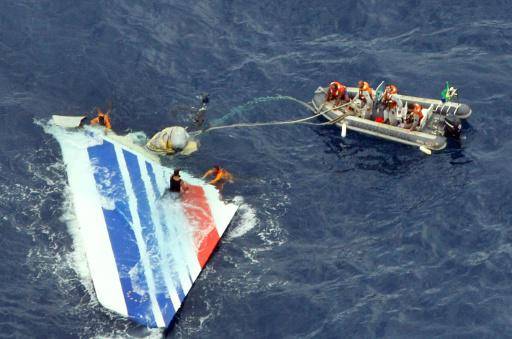 Esta imagen de archivo del 8 de junio de 2009 por la Armada brasileña muestra a buzos recuperando parte de la sección del vuelo Air France que se estrelló sobre el Atlántico el 1 de junio de 2009. Prohibido su uso comercial