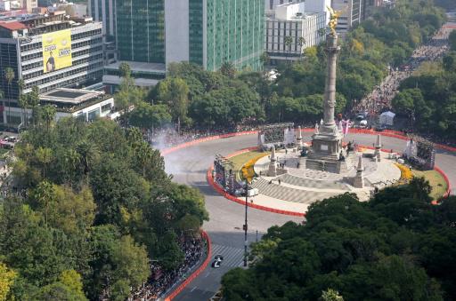 Checo Pérez renueva con Cadillac y ofrece una cálida exhibición en México