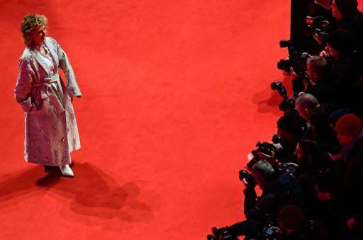 La directora de la Berlinale, Tricia Tuttle, posa para los fotógrafos al llegar en la alfombra roja en Berlín, el 12 de febrero de 2026