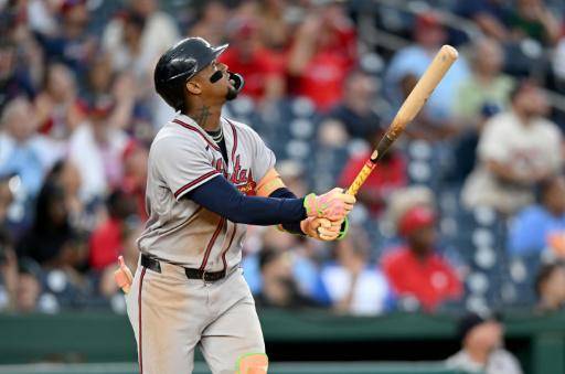 El venezolano Ronald Acuña Jr., de los Bravos de Atlanta, conecta un jonrón de tres carreras en la séptima entrada contra los Nacionales de Washington en el Nationals Park el 2 de septiembre de 2026 en Washington