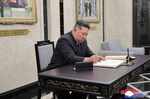 El líder norcoreano, Kim Jong Un, firma en el libro de invitados del Museo Conmemorativo de Hazañas de Combate en las Operaciones Militares en el Extranjero, una imagen tomada el 26 de abril de 2026 en Pyongyang y difundida el día 27 por la agencia oficial de noticias norcoreana KCNA