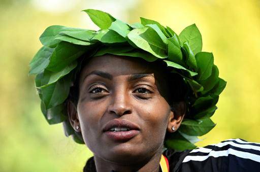 La atleta etíope Tigist Assefa celebra su victoria y el récord del mundo el 24 de septiembre de 2023 en el Maratón de Berlín