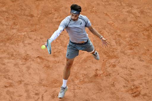 El tenista italiano Lorenzo Musetti le devuelve una bola al noruego Casper Ruud en su partido del torneo de Roma, el 12 de mayo de 2026