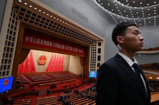 Un miembro del servicio de seguridad permanece en el Gran Palacio del Pueblo de Pekín tras la sesión inaugural del último Congreso Nacional del Pueblo, el 5 de marzo de 2024 en la capital china