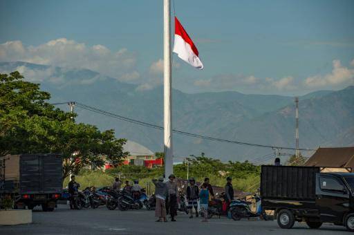 Una bandera de Indonesia ondea a media asta el 1 de octubre de 2018 en Palu