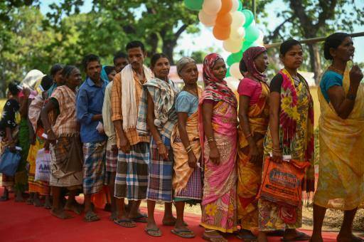 Electores del pueblode Dugeli, en el estado de Chhattisgarh, en India, esperan para votar, el 19 de abril de 2024