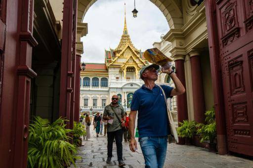 Unos visitantes recorren el complejo del Gran Palacio de Bangkok el 12 de junio de 2026