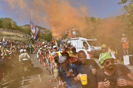 Aficionados esperan el paso de los corredores durante la vigésima etapa de la 102ª edición del Tour de Francia, el 25 de julio de 2015, en Alpe d'Huez, en los Alpes franceses