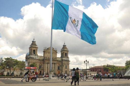 La bandera de Guatemala ondea a media asta en la Plaza de la Constitución, en Ciudad de Guatemala, el 8 de octubre de 2012