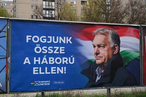 Cartel de campaña del primer ministro húngaro Viktor Orban con el lema Unámonos contra la guerra, el 27 de marzo de 2026 en Budapest