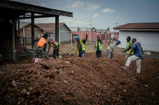 Unos trabajadores de Kanyaruchinya, en el territorio de Nyiragongo, sanean, renuevan y nivelan el antiguo centro de tratamiento del ébola en Goma el 19 de mayo de 2026