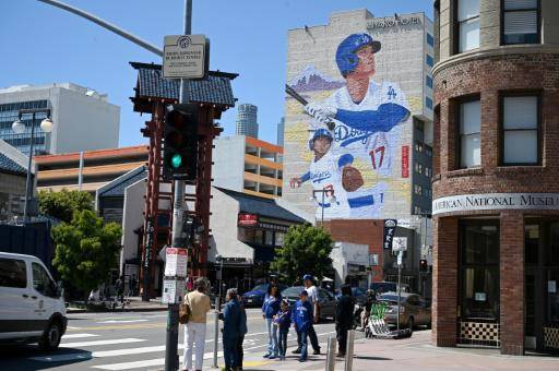 Un mural en honor a la estrella japonesa de los Dodgers Shohei Ohtani en Little Tokyo, en el centro de Los Ángeles, California.