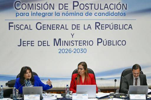 Los integrantes de una comisión califican a los aspirantes para fiscal general, en Ciudad de Guatemala, el 17 de abril de 2026