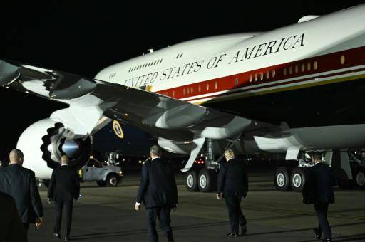 El presidente estadounidense Donald Trump camina hacia el Air Force One en la pista de la base británica de Mildenhall, el 8 de julio de 2026