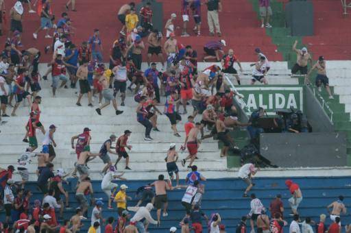 Cincuenta heridos y 63 arrestados por disturbios en clásico del fútbol en Paraguay