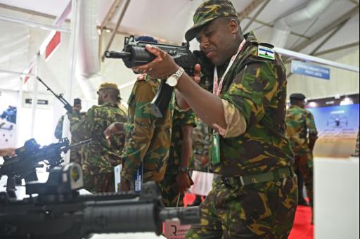 Un soldado africano comprueba un arma durante la presentación de armamento indio a 31 países africanos, el 29 de marzo de 2023 en Pune, al oeste de India