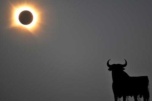 Piel de gallina ante esta luz rara: el eclipse solar maravilla a España