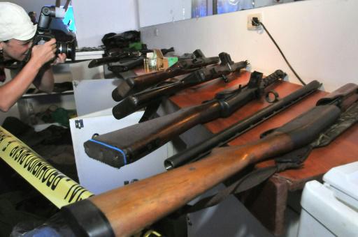 Armas incautadas por fuerzas bolivianas a supuestos mercenarios, expuestas en Santa Cruz el 16 de abril de 2009, tras un operativo que dejó dos sospechosos detenidos y otros tres muertos