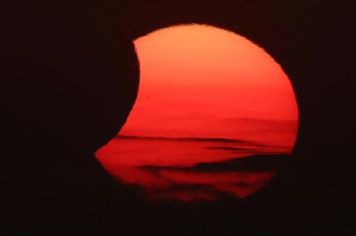 Piel de gallina ante esta luz rara: el eclipse solar maravilla a España