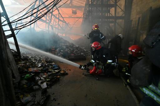 Unos bomberos combaten las llamas en un almacén de libros atacado por Rusia en la ciudad de Járkov, en Ucrania, el 1 de agosto de 2026