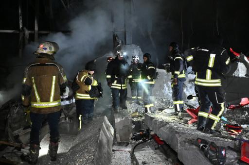 Los equipos de rescate trabajan en una terminal del servicio postal Nova Poshta en la ciudad ucraniana de Járkov bombardeada el 13 de enero de 2026