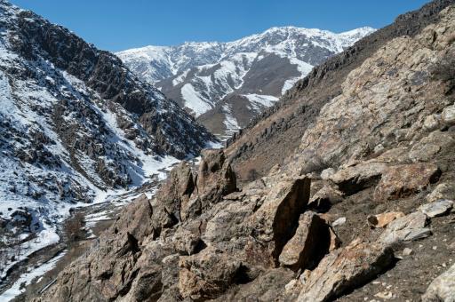Un vestido azul, una canción, un grito en la montaña: lo que mantiene firmes a las mujeres afganas