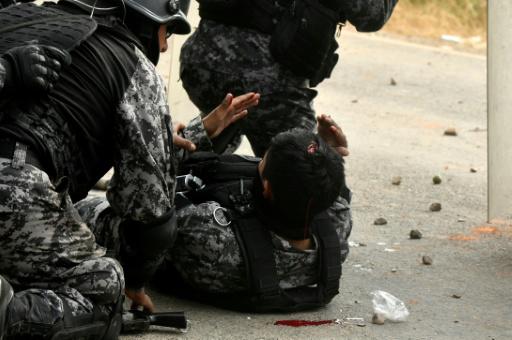 Fuertes choques entre policías y manifestantes en el desbloqueo de una ruta en Bolivia