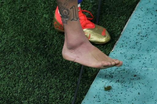 Neymar estará bajo observación por esguince en el tobillo derecho