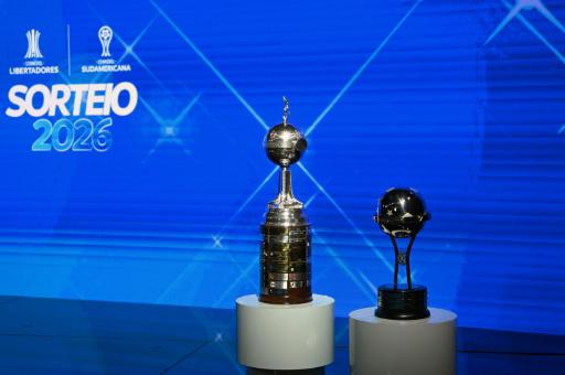 Trofeos de la Copa Libertadores (izquierda) y de la Copa Sudamericana, antes del sorteo de los octavos de final de ambas competiciones, celebrado en Luque (Paraguay) el 29 de mayo de 2026