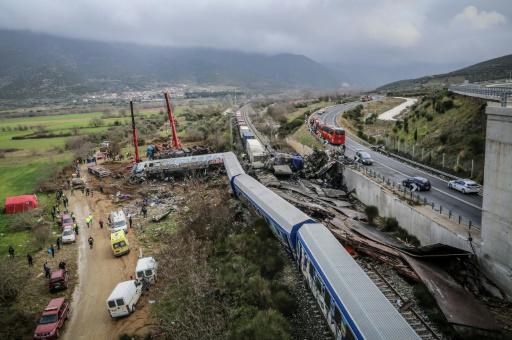 Vagones pulverizados y calcinados tras el accidente de tren mortal en Grecia