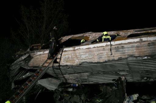 Vagones pulverizados y calcinados tras el accidente de tren mortal en Grecia