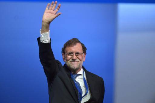 El expresidente del gobierno español Mariano Rajoy saluda en un Congreso Nacional del Partido Popular, en Sevilla, el 1 de abril de 2022