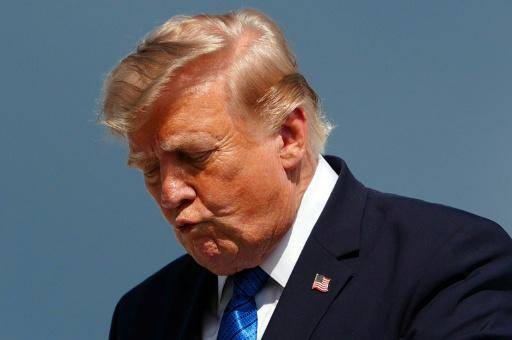 El presidente estadounidense Donald Trump baja del Air Force One en Morristown, Nueva Jersey, el 31 de julio de 2026.